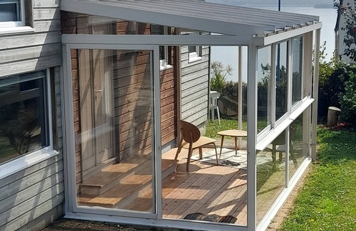 Roscanvel Chalet De Esquí | Chalet de madera con vistas al mar, amplio jardín.