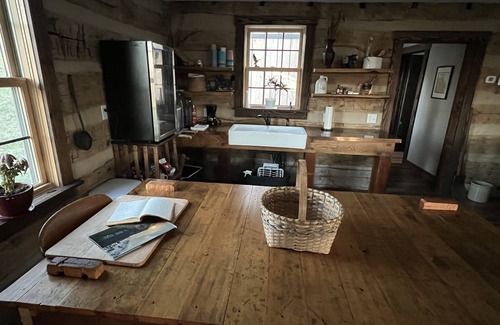 Saint Donatus Cabina | Wooden Head Cabin Early1800's Log Cabin with a View and Modern Amenities
