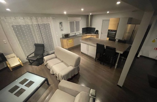 Montigny-le-Chartif Casa | Casa contemporánea de madera con spa, ideal para 8-12 personas.