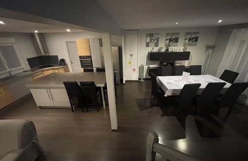 Montigny-le-Chartif Casa | Casa contemporánea de madera con spa, ideal para 8-12 personas.