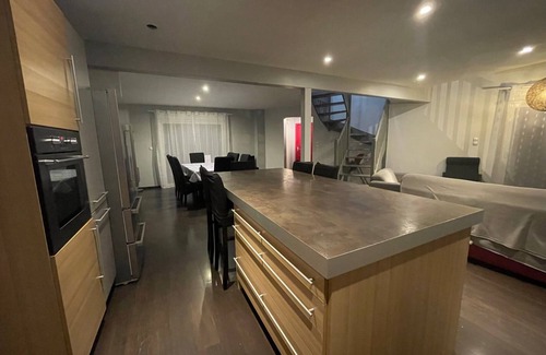 Montigny-le-Chartif Casa | Casa contemporánea de madera con spa, ideal para 8-12 personas.