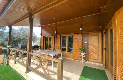 Alcanena Casa | Wooden Twin Room