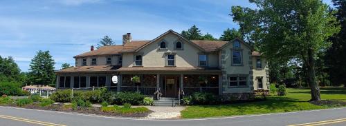 Mount Pocono Hotel | Woodfield Manor - A Sundance Vacations Property