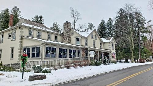 Mount Pocono Hotel | Woodfield Manor - A Sundance Vacations Property