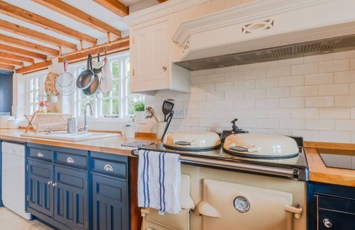 Kineton Cabaña | Woodfields, Kineton, Stratford-on-Avon - sleeps 8 guests in 4 bedrooms