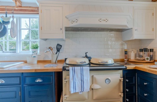 Kineton Cabaña | Woodfields, Kineton, Stratford-on-Avon - sleeps 8 guests in 4 bedrooms