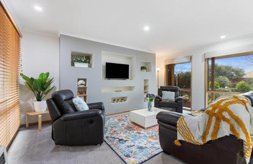 Melton West Casa | Woodgrove Penthouse - 36 min drive to MEL airport