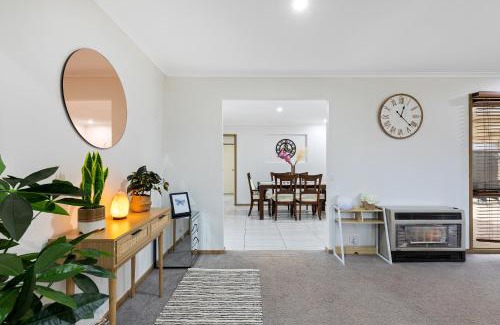 Melton West Casa | Woodgrove Penthouse - 36 min drive to MEL airport