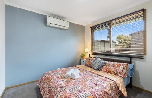 Melton West Casa | Woodgrove Penthouse - 36 min drive to MEL airport