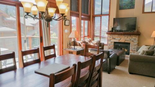 Sun Peaks Casa | Woodhaven #19 by Bear Country