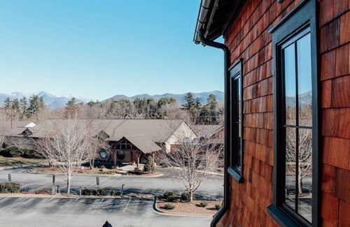 Cheshire Cabina | Woodhaven Cabin - FREE BILTMORE PASSES