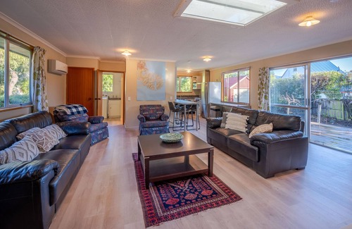 Akaroa Casa | Woodills Wonderland – Akaroa Holiday Home