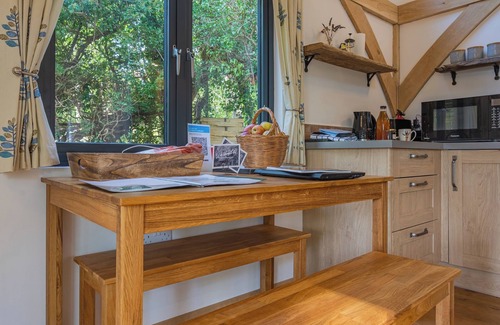 Alfriston Cabina | Woodland Cabin Retreat in Alfriston - hot tub
