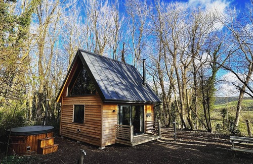 Alfriston Cabina | Woodland Cabin Retreat in Alfriston - hot tub