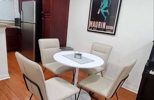 Woodland Hills Condominio | Woodland Hill Condo with Pool, Gym, Free Parking