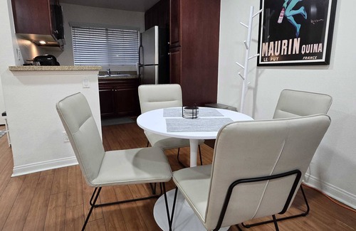 Woodland Hills Condominio | Woodland Hill Condo with Pool, Gym, Free Parking