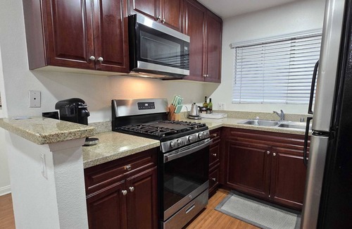 Woodland Hills Condominio | Woodland Hill Condo with Pool, Gym, Free Parking