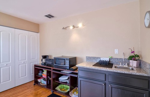 West Hills Apartamento | Woodland Hill/Warner Ctr. Retreat I Quiet area with no apartments close by.