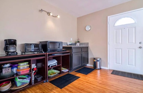 West Hills Apartamento | Woodland Hill/Warner Ctr. Retreat I Quiet area with no apartments close by.