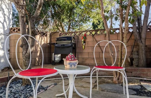 West Hills Apartamento | Woodland Hill/Warner Ctr. Retreat I Quiet area with no apartments close by.