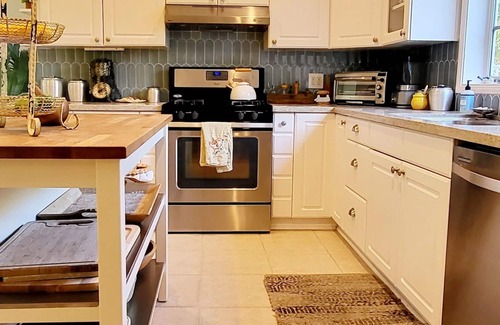 Woodland Hills Cabaña | Woodland Hills Cottage on beautiful 1/4 acre property