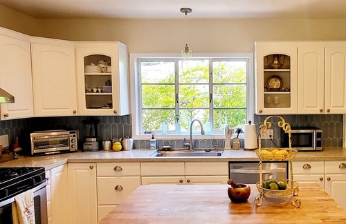 Woodland Hills Cabaña | Woodland Hills Cottage on beautiful 1/4 acre property