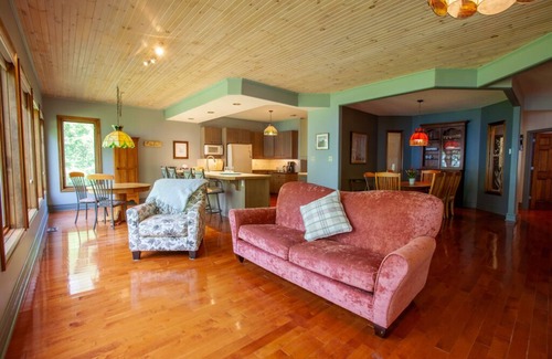 Central Huron Cabaña | Woodland Retreat *King Bed* Private Lake Access