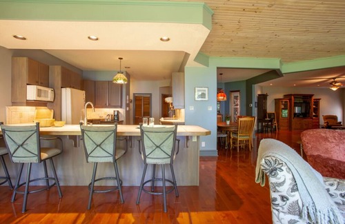 Central Huron Cabaña | Woodland Retreat *King Bed* Private Lake Access