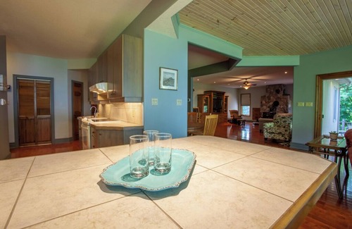 Central Huron Cabaña | Woodland Retreat *King Bed* Private Lake Access