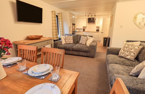 Troutbeck Bridge Cabaña | WOODLAND RETREAT, pet friendly, with hot tub in Windermere