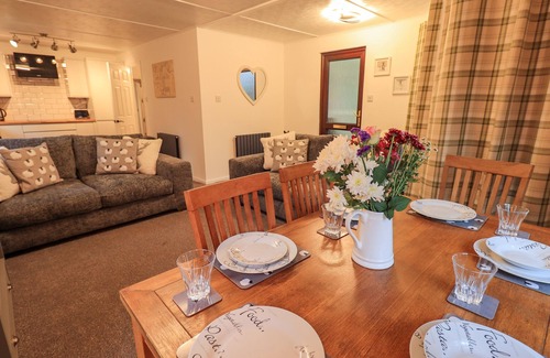 Troutbeck Bridge Cabaña | WOODLAND RETREAT, pet friendly, with hot tub in Windermere