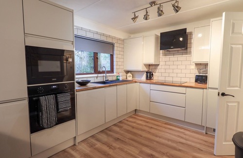 Troutbeck Bridge Cabaña | WOODLAND RETREAT, pet friendly, with hot tub in Windermere
