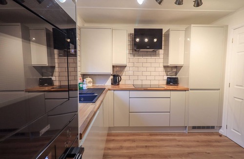 Troutbeck Bridge Cabaña | WOODLAND RETREAT, pet friendly, with hot tub in Windermere