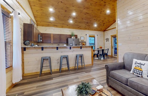 Sevierville Cabina | Woodland cabin with hot tub, front and rear porches, & free attraction tickets