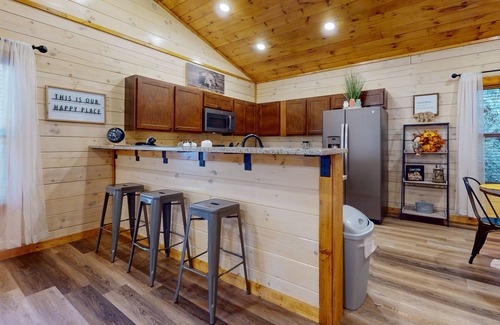 Sevierville Cabina | Woodland cabin with hot tub, front and rear porches, & free attraction tickets