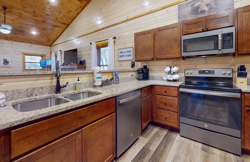 Sevierville Cabina | Woodland cabin with hot tub, front and rear porches, & free attraction tickets