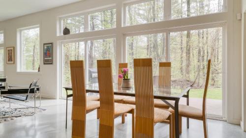 Housatonic Casa | Woodland Zen by AvantStay Modern Design Patio
