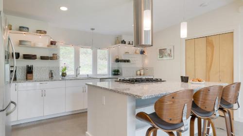 Housatonic Casa | Woodland Zen by AvantStay Modern Design Patio