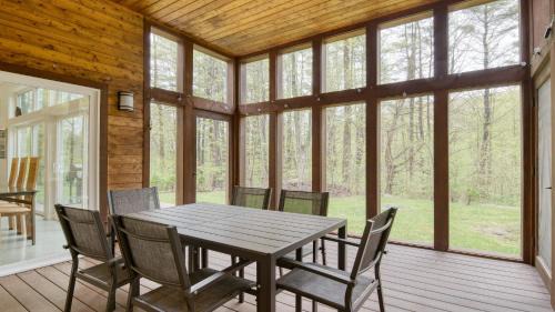 Housatonic Casa | Woodland Zen by AvantStay Modern Design Patio