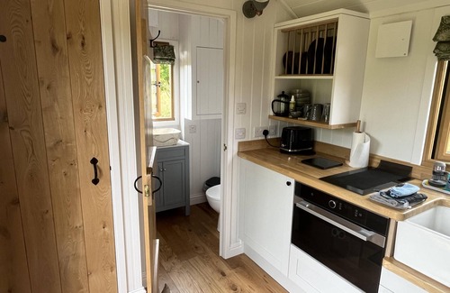 Alfriston Cabina | Woodpecker Hill - apple orchard in Alfriston
