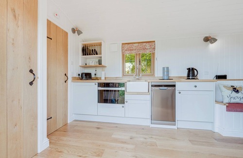 Alfriston Cabina | Woodpecker Hill - apple orchard in Alfriston