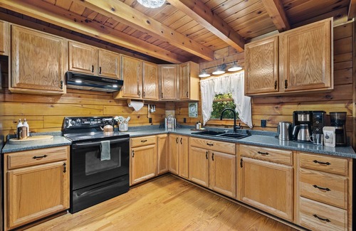 Kabletown Cabina | Woodpecker Woods - Cozy Log Cabin w/ Hot Tub!