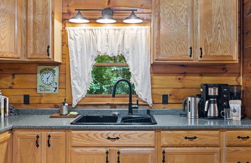 Kabletown Cabina | Woodpecker Woods - Cozy Log Cabin w/ Hot Tub!