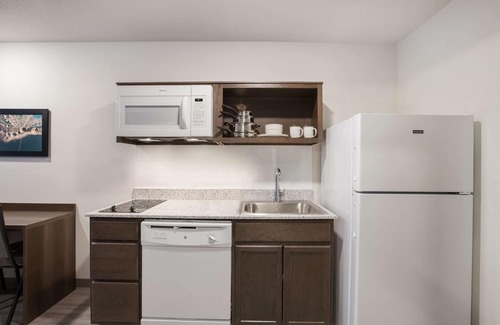 Madison Heights Hotel | WoodSpring Suites Detroit Madison Heights