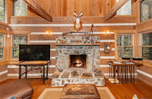 Walland Cabina | Woodsy Cabin Blackberry Mountain on Reed Creek | Fireplace | Pet Friendly | Townsend | River Tubing