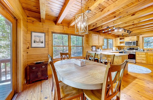 Mountain Vista Cabina | Woodsy cabin with hot tub, gas fireplace, firepit, balcony & gas grill