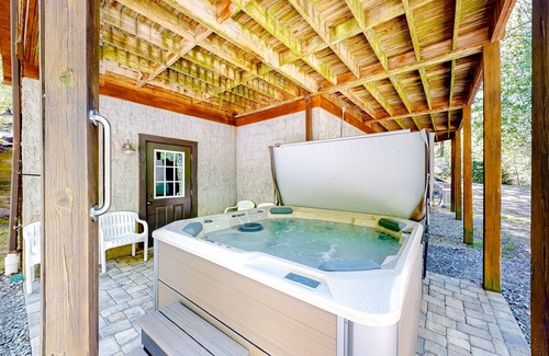 Mountain Vista Cabina | Woodsy cabin with hot tub, gas fireplace, firepit, balcony & gas grill