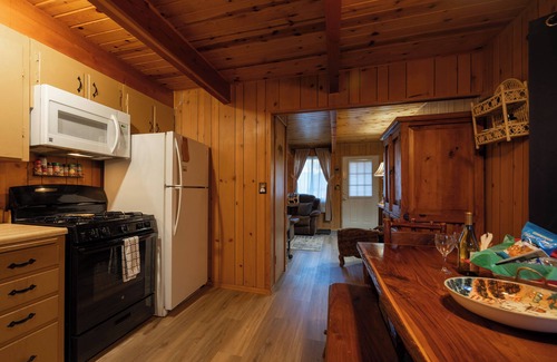 Big Bear City Cabina | Woodsy cabin with WiFi , pets ok ,fence yard. Close to all things in Big Bear