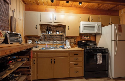 Big Bear City Cabina | Woodsy cabin with WiFi , pets ok ,fence yard. Close to all things in Big Bear