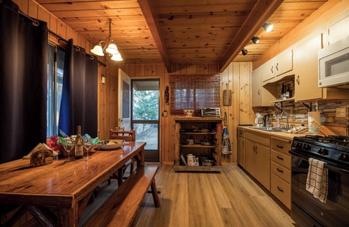 Big Bear City Cabina | Woodsy cabin with WiFi , pets ok ,fence yard. Close to all things in Big Bear